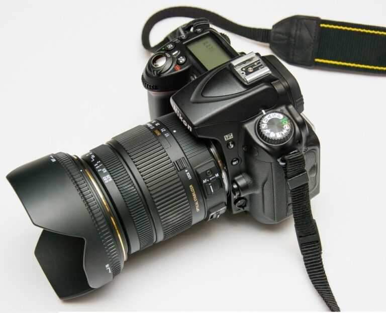 Features, types and advantages of digital camera.